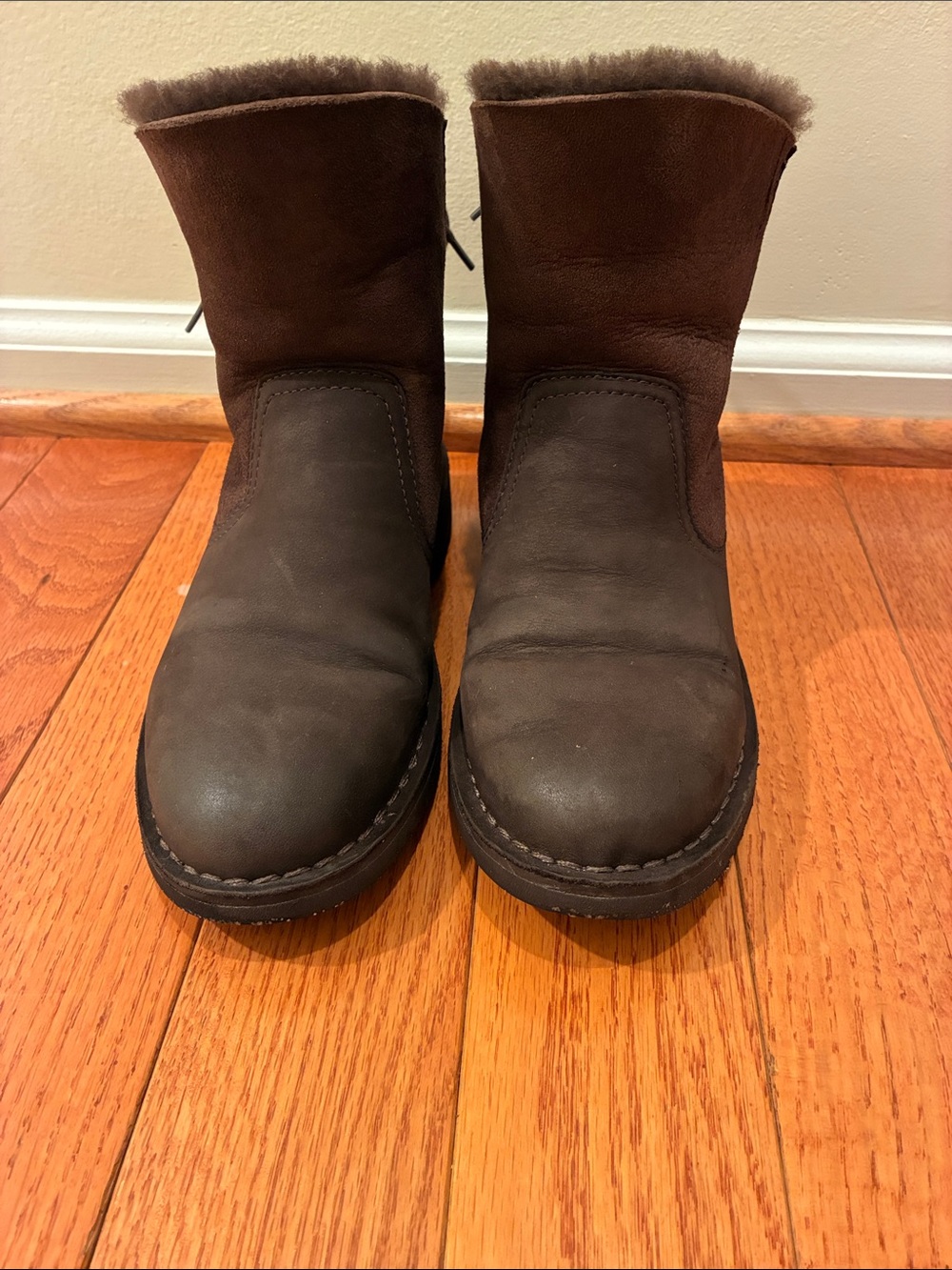 UGG Woman Brown Shearling-Lined Winter Boots